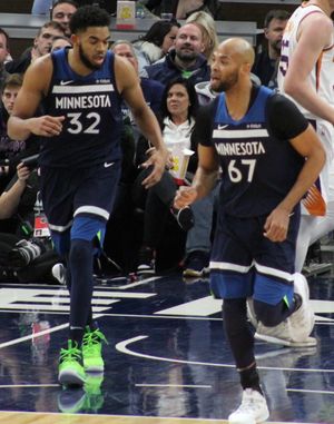 2019년의 타운스(왼쪽)와 타지 깁슨