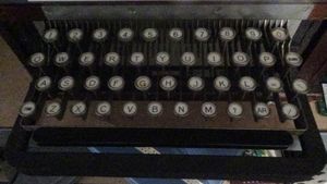 1930년대 텔레타이프 Wheatstone Perforator 키보드. 세 번째 줄 끝에 역슬래시가 있다.