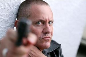 자네 제라드(찰스 메슈어)가 셰릴에게 목을 찔린 후 셰릴과 파스칼에게 세 발의 총을 쏜다.