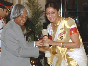 2006년 3월 20일 뉴델리에서 압둘 칼람 대통령이 쇼바나에게 파드마 슈리 훈장을 수여하는 모습