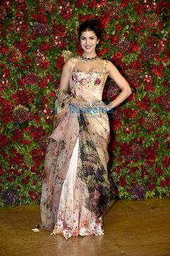 디피카 파두콘과 란비르 싱의 결혼 피로연에 참석한 님라트 카우르 (2018년)