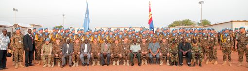 차히아깅 엘벡도르지가 앞줄 가운데, 남수단 임무단(UNMISS)과 남수단 당국자들, 2013년 2월 15일 남수단 주둔 몽골군과 함께