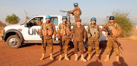 엘벡도르지가 앞줄 가운데, 2013년 2월 15일 남수단 주둔 몽골군과 함께