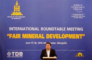 엘벡도르지가 2010년 6월 17일 울란바토르에서 자신의 사무실과 세계 경제 포럼이 공동 주최한 "공정한 광물 개발" 원탁회의에서 연설하고 있다