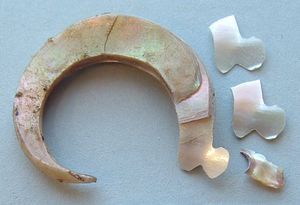 캘리포니아에서 발견된 아메리카 원주민 조개 낚싯바늘. 오클랜드 박물관