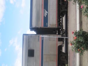 슈퍼라이너(왼쪽)와 헤리티지 객차(오른쪽)의 높이 차이. 뷰라이너의 차고는 오른쪽의 헤리티지 객차와 동일한 정도로 억제되어 있다.