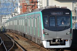 지하철 가라스마선에서 직통하는 나라행 급행.