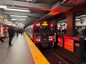 다운타운 크로싱 역의 레드 선 플랫폼은 이전에는 "워싱턴"이라고 불렸다.