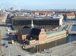 크리스티안보르 궁전에서 바라본 국립은행 건물, 앞쪽에는 홀멘 교회가 보인다