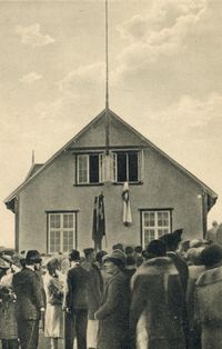 1930년 올라보스카 축제일 당시, 단네브로 대신 비공식 페로 국기인 메르키ð가 게양된 모습. 페로 민족주의의 상징적인 사건이다.