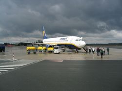 승객을 내리는 라이언에어 B737