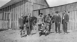 1920년 3월, 워싱턴에서 일을 마치고 상해로 밀항하기 위해 콜로라도 덴버에 위치한 안재창의 농장을 방문한 이승만과 정한경. 오른쪽 끝부터 안재창, 농기구를 들고 있는 사람이 이승만, 그 바로 앞 앉아있는 사람이 정한경.