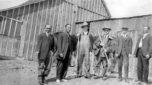 1920년 3월, 콜로라도 덴버에 위치한 안재창의 농장을 방문한 이승만과 정한경. 선글라스 낀 사람이 이승만 그 왼쪽 바로 옆이 정한경.