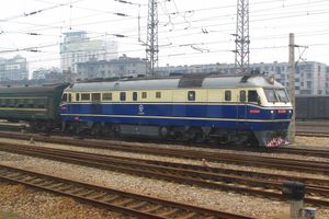 중국철도 DF11 디젤 기관차가 벙부 기차역에 있다.