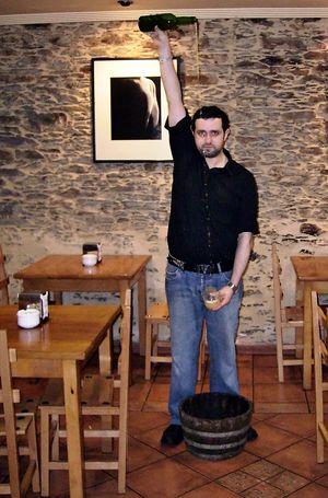 전통 방식으로 아스투리아 사과주를 따르는 모습("escanciado")