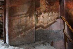 카메라 옵스큐라 시연. 원본 이미지는 작은 구멍을 통해 반대 표면으로 회전하고 반전됩니다.