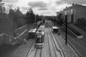 노면 전차가 렌즈 마운트에 부착된 핀홀 렌즈를 사용하여 촬영된 디지털 카메라