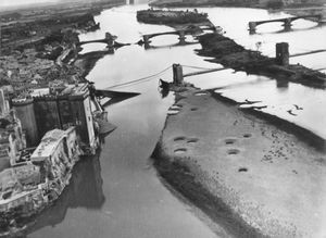 1944년 연합군의 폭격 이후 론 강을 가로지르는 다리