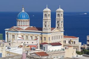 이 도시의 수호성인인 성 니콜라스 대성당.