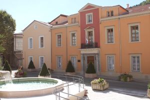 디뉴레뱅 알프드오트프로방스 현 청사