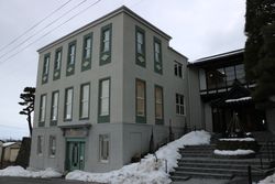 NK 에이전트 사무소 외관 촬영이 이루어진 구 캇포 오바타. 개조되어 「히요리야마 오바타루」로 영업하고 있다. 2022년 1월 24일 촬영