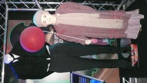 닥터 후 체험(Doctor Who Experience)에 전시된 제레미 베인스(Jeremy Baines)와 루시 카트라이트(Lucy Cartwright)의 의상.