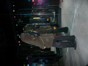 닥터 후 익스피리언스에 전시된 작중 도나의 의상과 등 뒤에 붙은 딱정벌레. 주변에는 도나가 과거로 돌아갈 때 사용한 장치가 전시되어 있다.