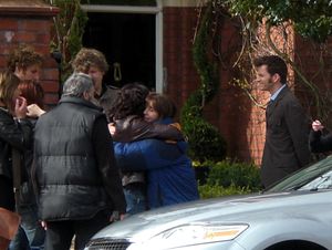 로케이션 현장에서 촬영된 엘리자베스 슬레이든(사라 제인 스미스 역)을 껴안은 줄리 가드너(프로듀서)와 데이비드 테넌트