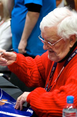 2013년 닥터 후 50주년 기념 행사 주말에서 사인하는 크리빈스