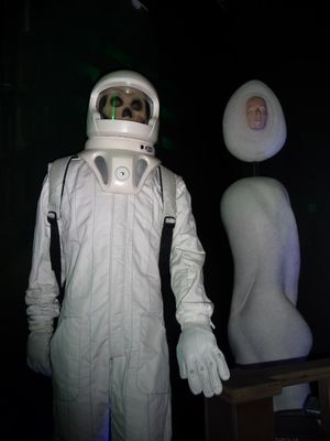 닥터 후 체험에서 보여지는 죽은 탐험가들의 슈트를 점유하고 있는 바스타 네라다와 정보 노드