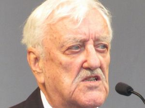 이 에피소드는 에피소드 촬영 후 얼마 지나지 않아 세상을 떠난 버나드 크리빈스에게 헌정되었다.