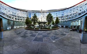 건물 중앙의 파노라마 뷰, 헬리오스, 태양의 그리스 신의 조각상 표시