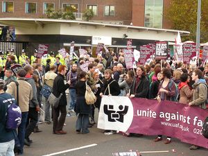 2009년 텔레비전 센터 밖에서 닉 그리핀의 Question Time 출연에 반대하는 시위대