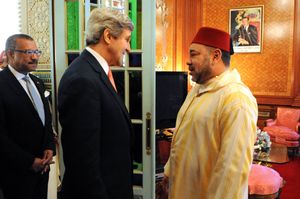 모로코 국왕 모하메드 6세가 존 케리와 드와이트 L. 부시를 만나며 페즈를 쓰고 있다