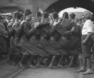 로스앤젤레스의 슈라이너스 아랍 순찰대가 1925년경 의상을 입고 춤을 추는 모습, 구경하는 사람들