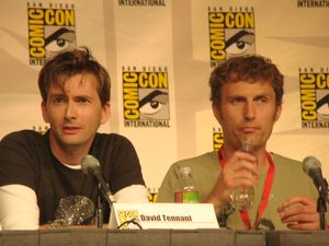 유로스 린(오른쪽)과 배우 데이비드 테넌트가 2009년 샌디에이고 코믹콘에서