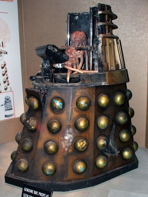 닥터 후 체험에서 전시된 달렉의 열린 껍질. 이 에피소드는 달렉의 열린 껍질이 처음으로 공개된 에피소드였다.