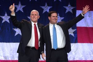 2016년 미국 대통령 선거에서 공화당 대통령 후보인 도널드 트럼프의 선거 유세에서 연설하는 듀시와 당시 인디애나 주지사였던 부통령 후보 마이크 펜스 (2016년 10월)