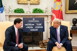 2020년 8월 듀시는 애리조나의 코로나바이러스 대응을 논의하기 위해 백악관 오벌 오피스에서 트럼프 대통령과 만난다.