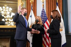 카멀라 해리스 부통령이 2021년 터키 주재 미국 대사로 플레이크에게 선서하는 모습