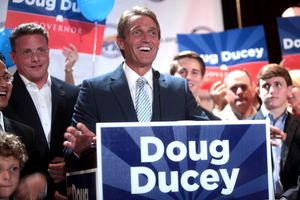 2014년 8월 애리조나 공화당이 주최한 집회에서 연설하는 플레이크 상원의원