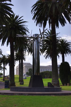 가이 응안의 조각 "밀레니엄 트리"(2005)는 오클랜드 도메인에 있으며, 여의금고봉에서 영감을 받았다.