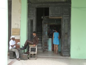 쿠바 아바나에서 일하는 구두닦이, 2014