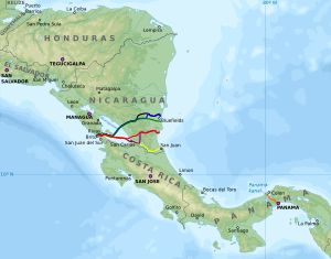 수 세기에 걸쳐 제안된 다양한 경로와 파나마 운하. HKND가 제안한 운하는 붉은색 경로를 따랐을 것이다.