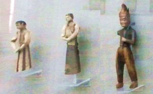 쇼론 도브 쿠르간, 즉 설연타 지도자 푸구 이투의 무덤에서 나온 도자기 인물상