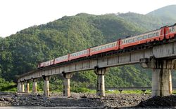 진룬시에 가설된 난후선 진룬시철교. 뒤쪽에 보이는 것은 9번 성도의 진룬대교이다.