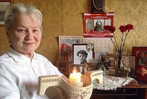 슈타톨을 들고 있는 에르자 여성