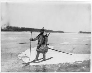 얼음 위에서 스키를 타는 골드족(나나이족) 사냥꾼, 창과 소총을 든 모습, 1895