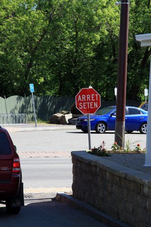 웬다크의 이중 언어 정지 표지판