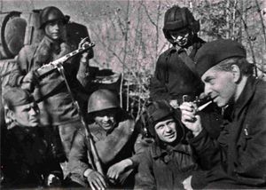 1942년 소련 작가이자 언론인 일리야 에렌부르크와 소련 병사들